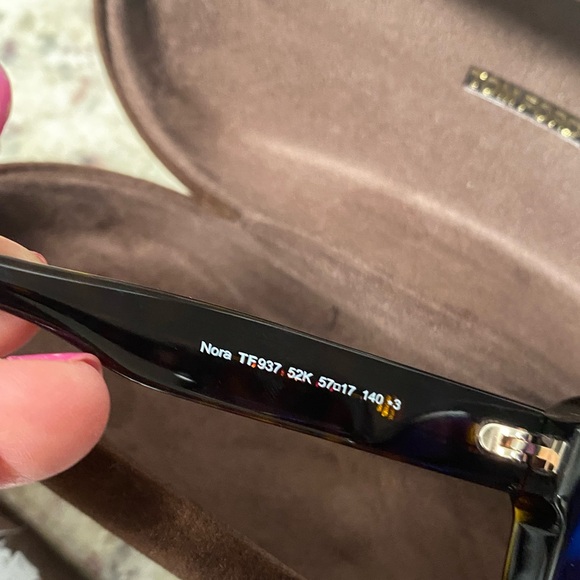 Tom Ford sunnies in brown and black frames. Polarized, full set! Brand new. main image 5
